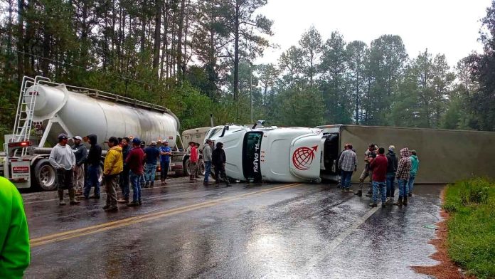 volcadura-trailer-carretera-uruapan-los-reyes-angahuan-zacan