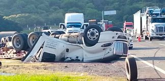 Vuelca tractocamión con rollos de aluminio industrial en la Morelia-Salamanca; hay un muerto