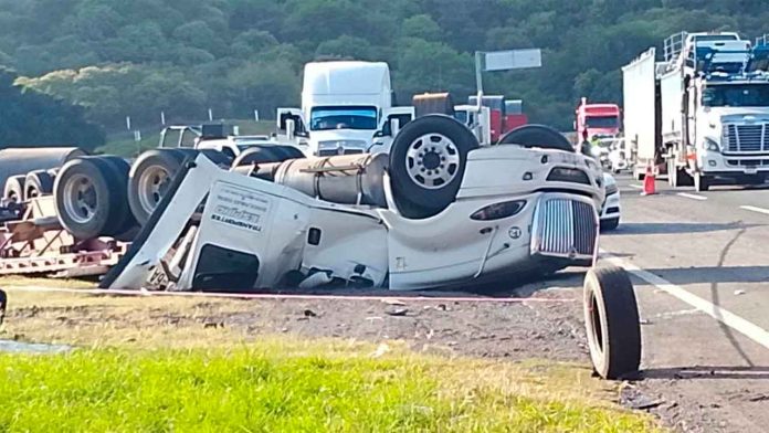 vuelca-tractocamion-aluminio-morelia-salamanca-muerto
