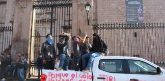 Normalistas marchan en Morelia para conmemorar operativo de 2012 en Tiripetío