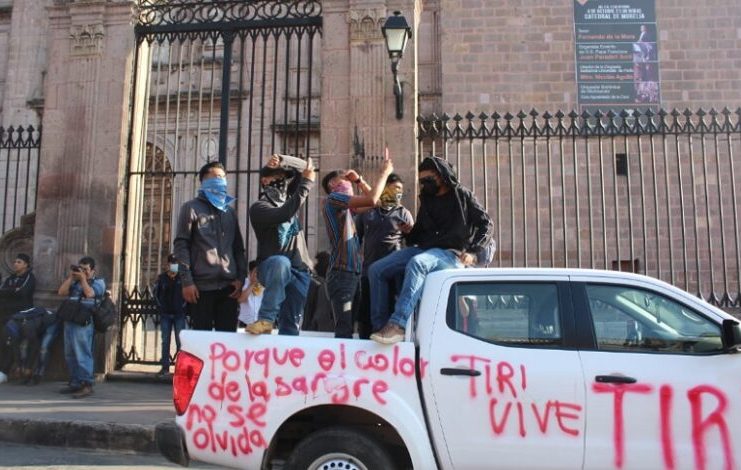 Normalistas marchan en Morelia para conmemorar operativo de 2012 en Tiripetío