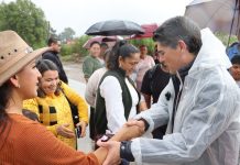 Ayuntamiento de Zitácuaro y ciudadanía trabajan juntos en pavimentación de acceso a Ziráhuato de los Bernal