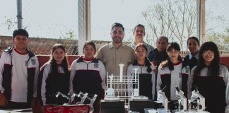 Alexis Velázquez entrega equipamiento de laboratorio a estudiantes de Huandacareo