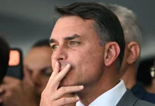 Flávio Bolsonaro deja Brasil y viaja a Estados Unidos tras perder las elecciones
