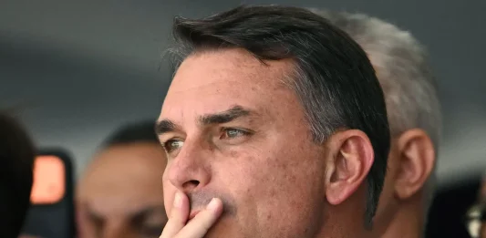 Flávio Bolsonaro deja Brasil y viaja a Estados Unidos tras perder las elecciones