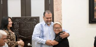 Víctor Vázquez y el DIF Municipal entregan lentes especiales en Puruándiro