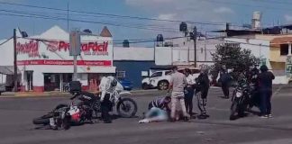 Motociclista queda lesionado tras choque contra auto en el Libramiento Sur de Morelia