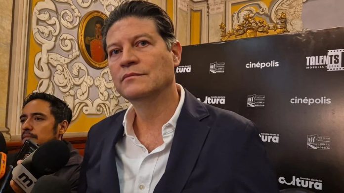 Alfonso Martínez Alcázar, presidente municipal de Morelia, rindiendo declaraciones sobre el panorama político y las próximas elecciones.