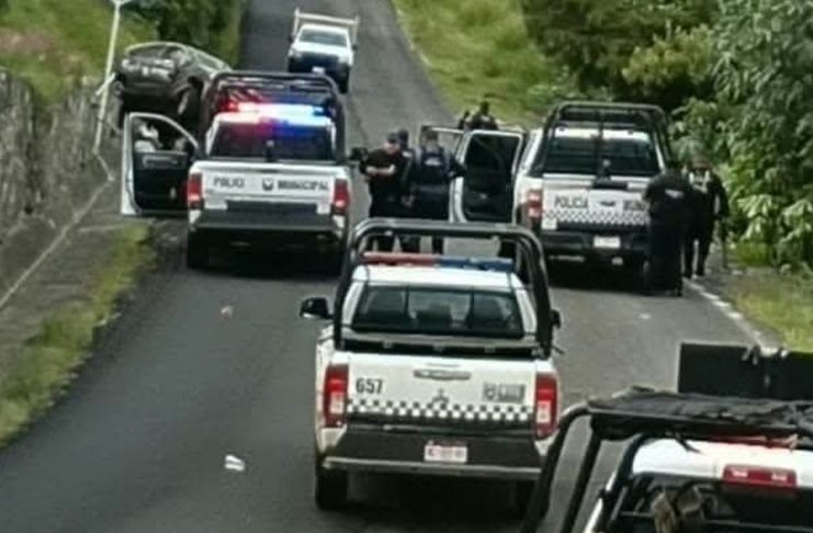Reportan enfrentamiento entre policías y delincuentes en Santa Ana Chapitiro, Pátzcuaro