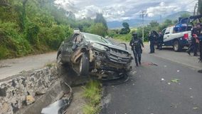 Policías recuperan vehículo robado tras persecución y enfrentamiento en la región de Pátzcuaro