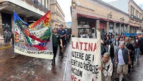 En medio de la lluvia y con una ruta alterna se realizó la manifestación del 2 de octubre en Morelia