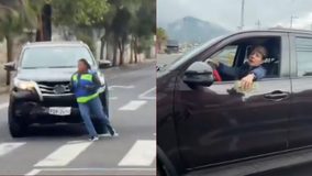 #VIDEO // Conductora intenta darse a la fuga tras provocar choque por distraerse con el celular en Quito