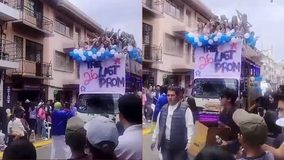#VIDEO // Volcadura de “chiva” festiva deja más de 20 estudiantes heridos en Azogues, Ecuador