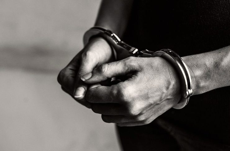 FGE detiene a cuatro policías municipales de Zamora por presunto robo en establecimiento
