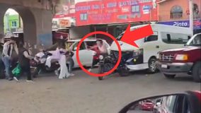 #VIDEO // Captan pelea a golpes entre un conductor de combi y un automovilista en Morelia