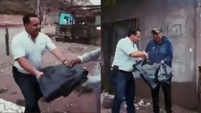 #VIDEO // Regidor priísta entrega bolsas de plástico a damnificados por lluvias como “apoyo”