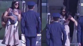 #VIDEO // Esposa del vicepresidente de EUA evita caída en escalinata de aeronave militar en Maryland
