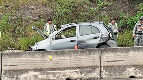 Vuelca automóvil en la carretera Cuatro Caminos-Apatzingán; estaba abandonado