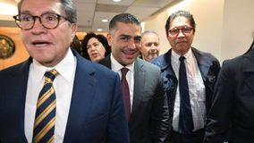 #VIDEO // Diputados despiden entre canciones a Harfuch tras comparecencia en Congreso