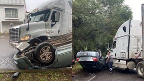 Auto choca con tráiler y vuelca en el Libramiento de Uruapan