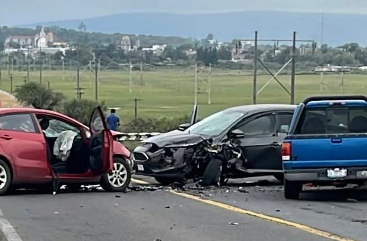 Choque entre tres vehículos deja una joven muerta y 8 heridos en la Morelia-Salamanca