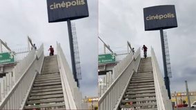 #VIDEO // Joven sufre aparatosa caída al intentar bajar en bicicleta por el puente de Las Américas en Morelia