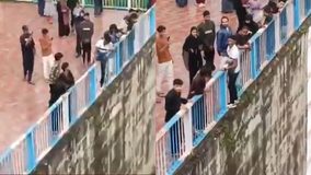 #VIDEO // Joven se fractura ambas piernas tras lanzarse de un mirador de 9 metros por un reto viral en la India