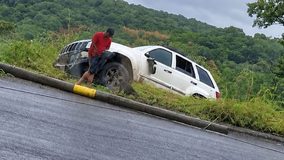 Camioneta vuelca en la carretera Apatzingán-Acahuato; conductor abandona la unidad