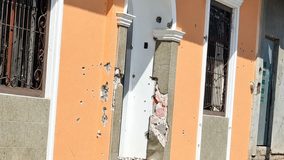 Grupo armado balea dos viviendas en distintos puntos de Parácuaro