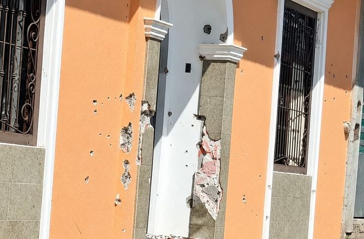 Grupo armado balea dos viviendas en distintos puntos de Parácuaro