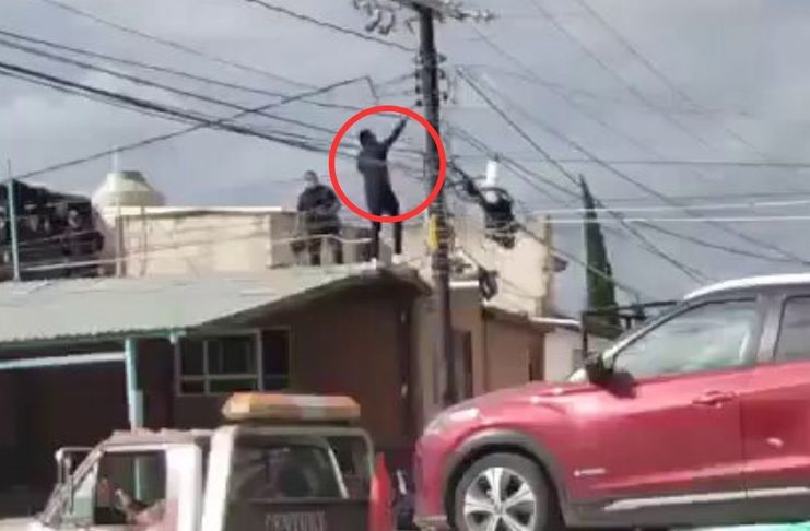 #VIDEO // Capturan a sujeto acusado de violencia doméstica que intentó escapar por las azoteas en Amozoc