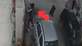 #VIDEO // Joven intenta incendiar a un hombre, su auto y gasolinera en Merlo y es detenido por la policía