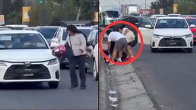 #VIDEO // Captan pelea víal entre automovilista y una motociclista
