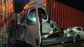 Choque entre tractocamiones y auto deja dos lesionados en la México-Guadalajara