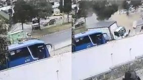 #VIDEO // Camión sin frenos impacta contra un bus y un muro residencial en Ecuador