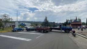 Bloquean carretera Morelia-Pátzcuaro contra tala de árboles en Tacámbaro