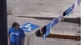 #VIDEO // Mujer invade cajones de estacionamiento para colgar su ropa en fraccionamiento de Morelia