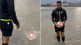 #VIDEO // Árbitro realiza insólita prueba en cancha inundada y causa furor en redes sociales