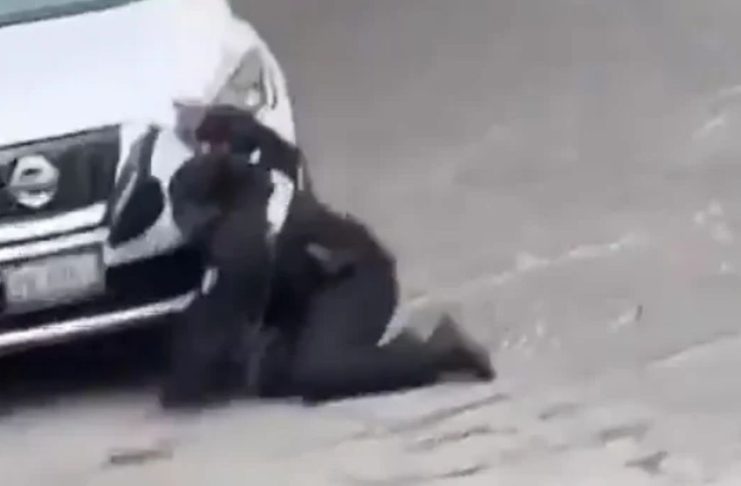 #VIDEO // Conductora embiste a tránsito para evitar infracción en San Miguel de Allende
