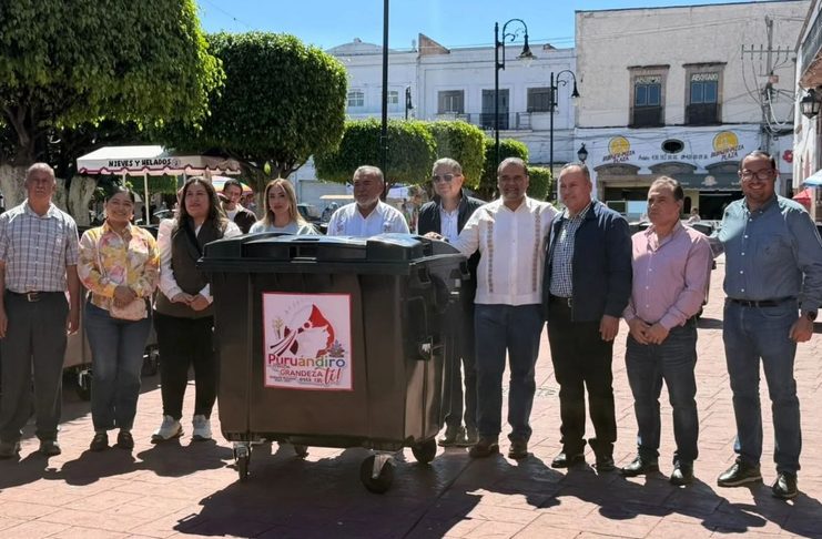 Fortalece Víctor Vázquez el servicio a la limpieza con la entrega de 30 contenedores de basura