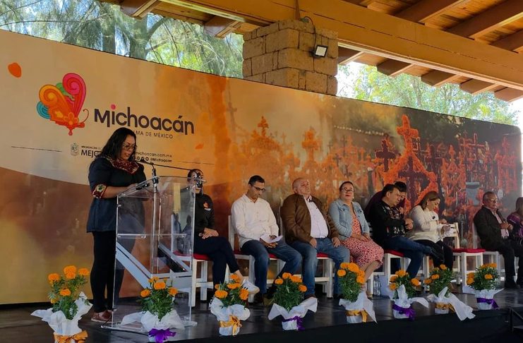Secretaría de Turismo entregó apoyo a comunidades para embellecer panteones en Noche de Muertos