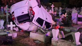 #VIDEO // Conductor alcoholizado vuelca y destruye tumbas dentro de un cementerio en Tampico