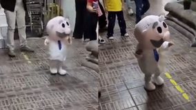 #VIDEO // Bebé se vuelve viral tras disfrzarse de mini botarga del Dr. Simi en su cumpleaños
