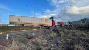 Tráiler se queda sin frenos y su conductora evita chocar contra caseta en la México-Guadalajara