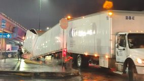 Se quiebra contenedor de tráiler en salida a Charo, Morelia