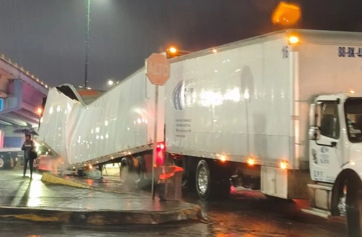 Se quiebra contenedor de tráiler en salida a Charo, Morelia