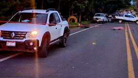 Un menor fallecido y otro gravemente herido al chocar por alcance su moto contra camioneta