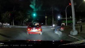 #VIDEO // Motociclistas chocan en cruce de Zapopan tras ignorar luz roja del semáforo