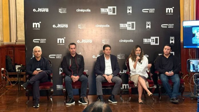 Claqueta de cine y equipo de grabación durante el inicio del rodaje de la película 'El conejo rosa' en Morelia, Michoacán.