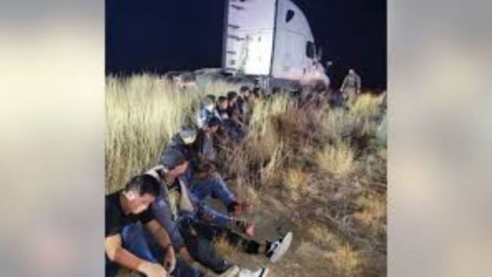 Atrapan a _coyote_ en Laredo, Texas_ transportaba a 23 migrantes ocultos en furgonetas